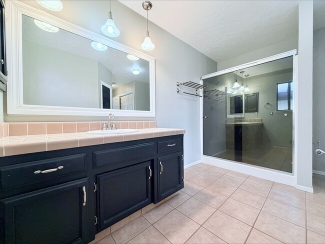 Building Photo - Charming Single Family Home With Pool
