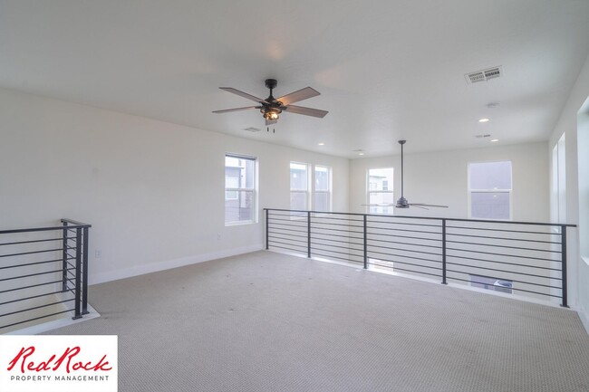 Building Photo - Spacious 2 Bedroom Unit in Desert Color Wi...