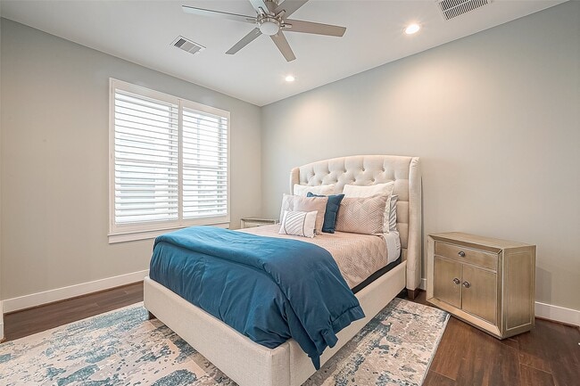 Building Photo - 712 Clark St