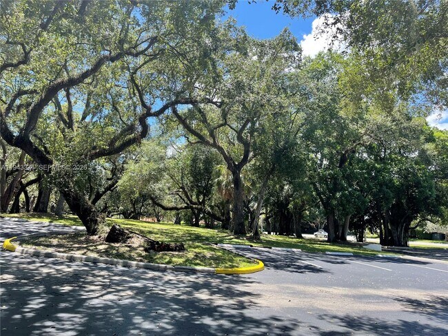 Building Photo - 1831 Sabal Palm Dr