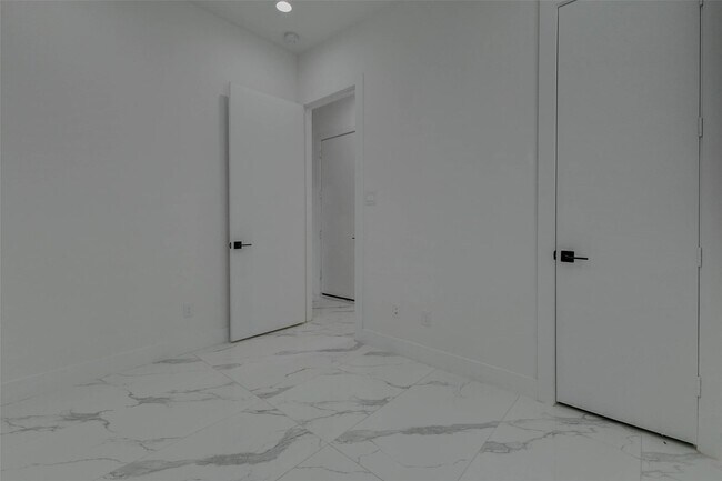 Building Photo - 5727 Elysian St