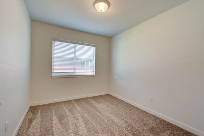 Building Photo - 3 Bedroom/2 Bath townhouse in Kettlecove community