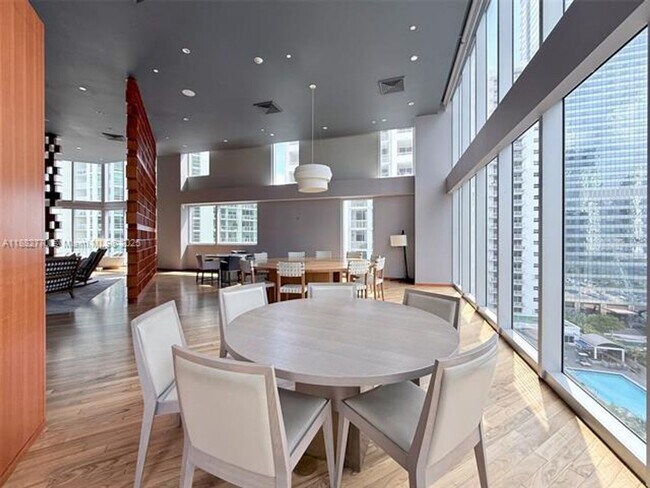 Building Photo - 1300 Brickell Bay Dr