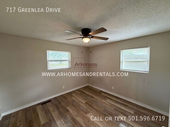 Building Photo - 717 Greenlea Dr