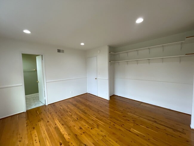 Building Photo - 7100 Balboa Blvd