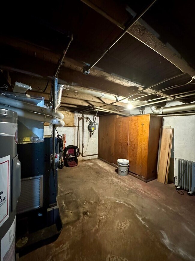 Building Photo - Charming 2 Bedroom/1 Bathroom Townhome in Ellwood Park–Monument neighborhood!