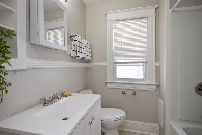 Building Photo - 4 Bedroom 2 Full Bath House | Front Porch ...