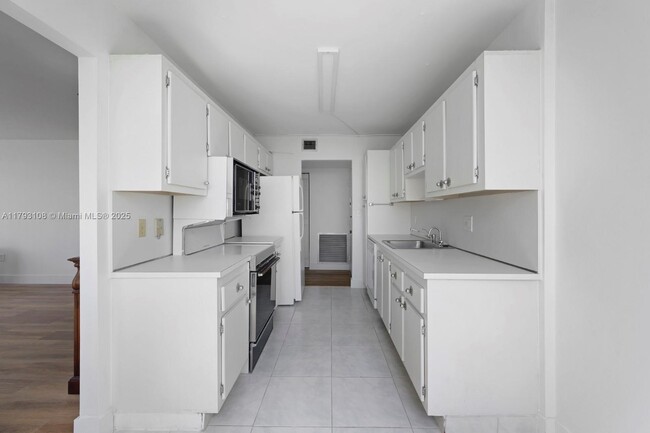Building Photo - 1300 NE Miami Gardens Dr
