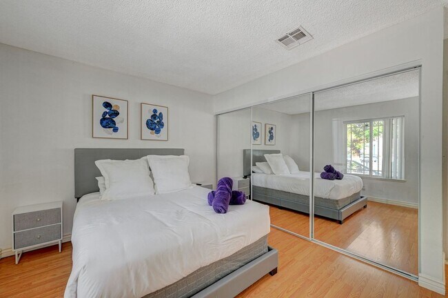 Building Photo - Beautiful single-story custom home featuri...
