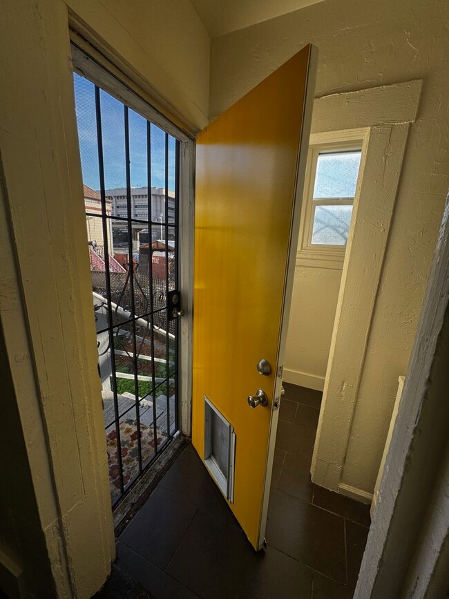 Building Photo - 1/2 Off First Month's Rent, 3 Bdrm, 1.5 Bath