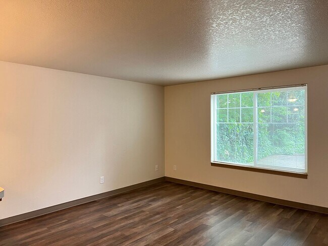 Building Photo - 3Bd/1.5Ba Two Story House - Available to View!