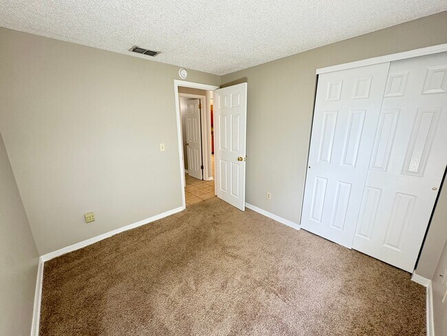 Building Photo - Remodeled 3/2 with huge yard in Sandalwood