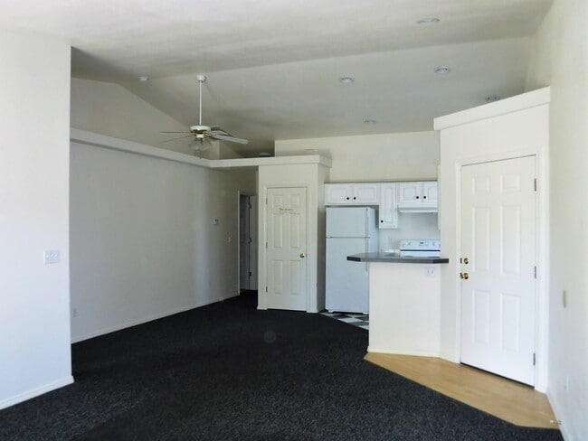 Building Photo - Adorable 2 bed 2 bath Town Home in a quiet...