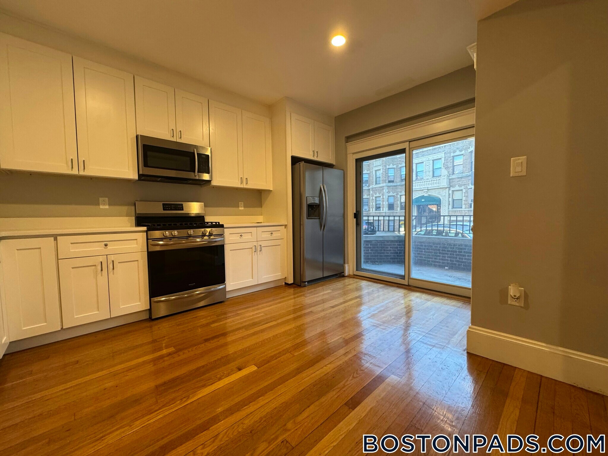 Building Photo - 190 Kelton St