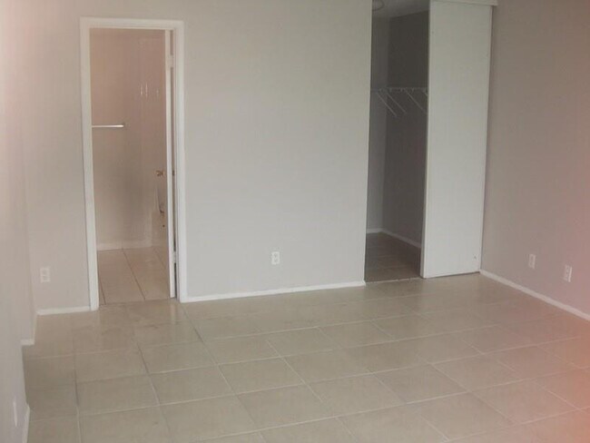 Building Photo - 605 S Pine Island Rd