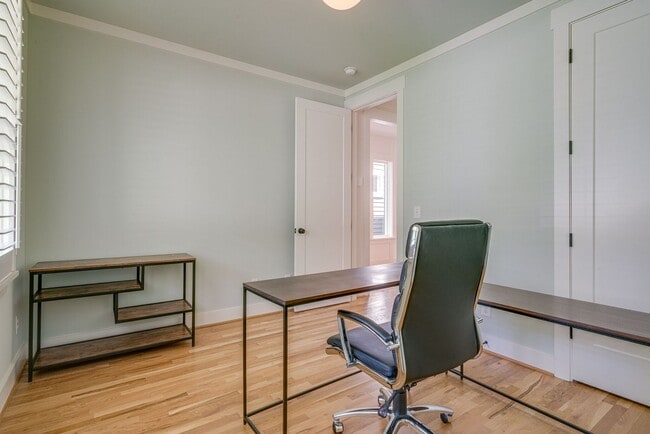 Building Photo - Partially Furnished Beauty
