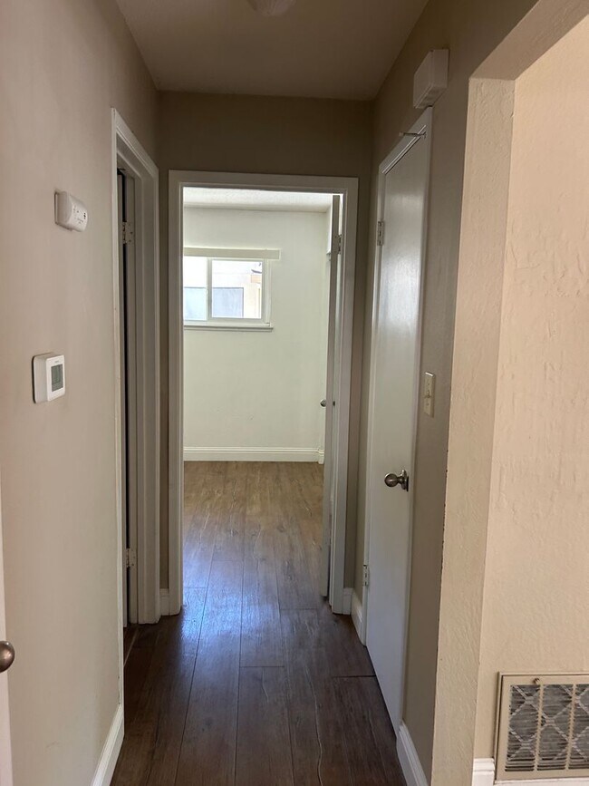 Building Photo - Lovely 2 bedroom 1 bath condo #1 unit