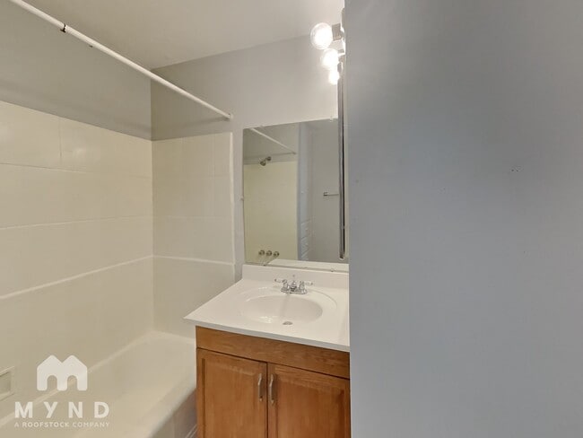 Building Photo - 903 E 5th St