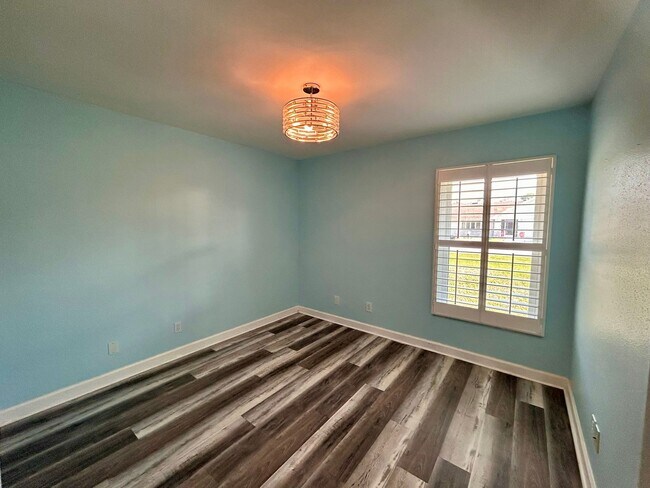 Building Photo - 316 NW Avens St