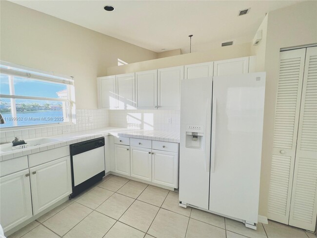 Building Photo - 968 Savannah Falls Dr