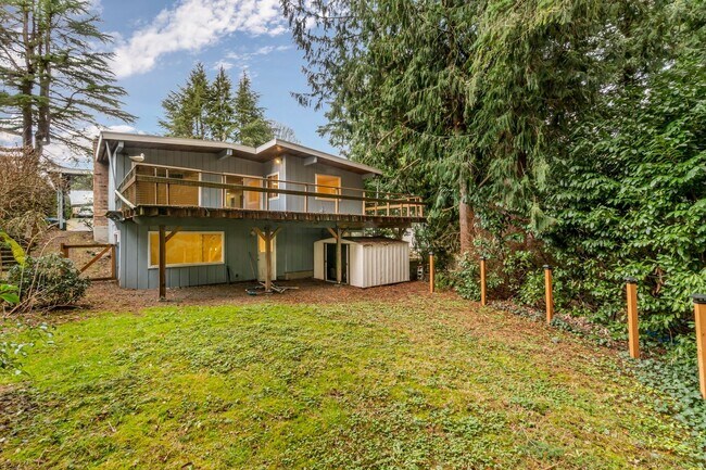 Building Photo - 6 Bedroom Home minutes from Saltwater Park...