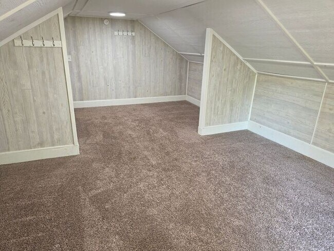 Building Photo - 3 bedroom home Eau Claire