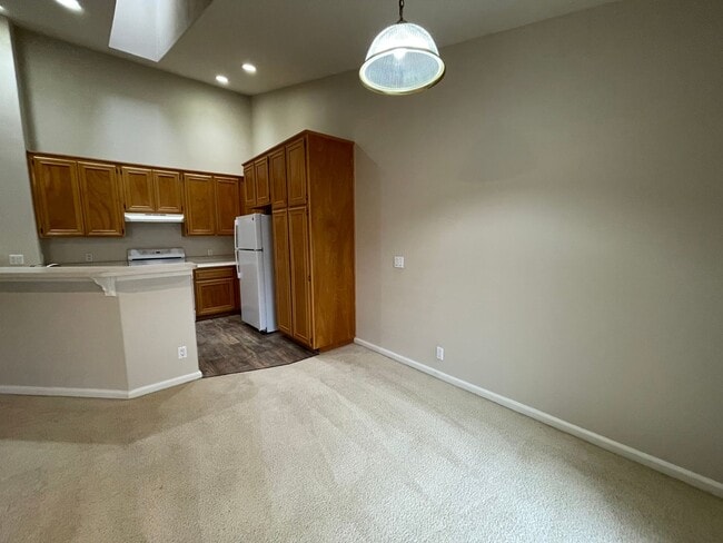 Building Photo - 2 Bedroom, 2 Bathroom Townhouse with Garage and New Washer and Dryer!