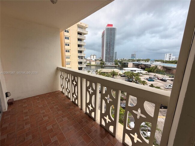 Building Photo - 1825 S Ocean Dr