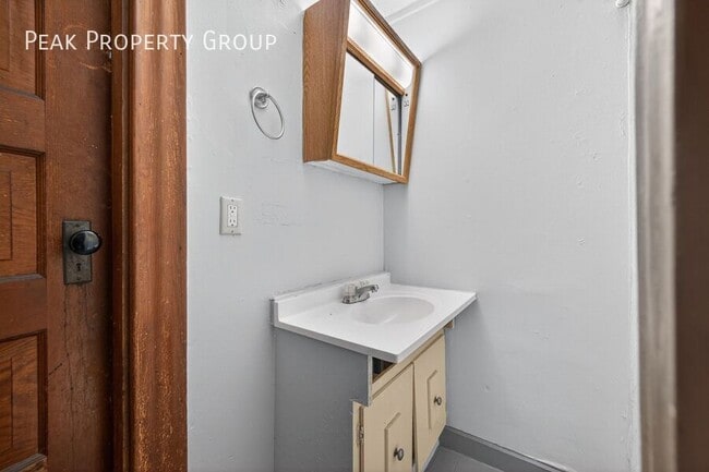 Building Photo - 2339 Rohs St