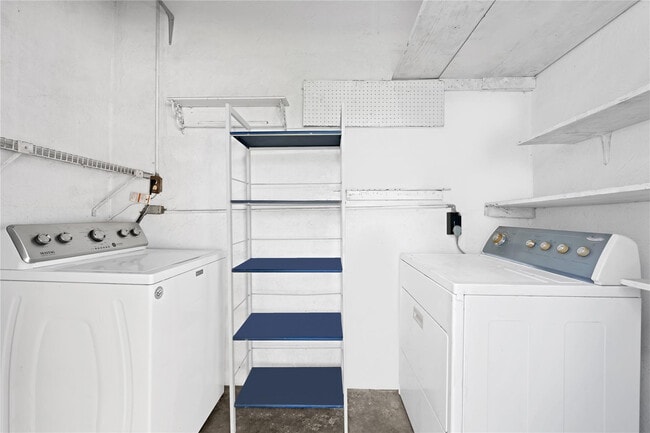 Building Photo - 1535 Plunkett St