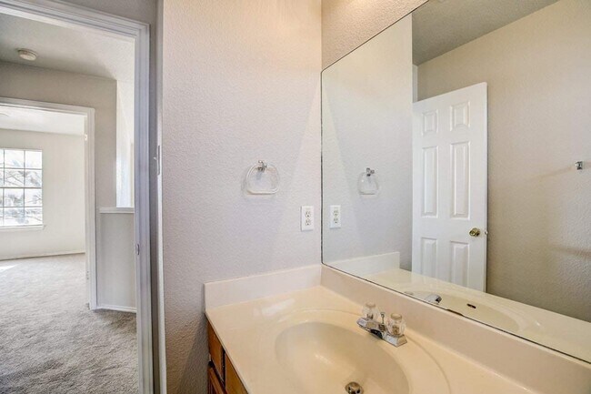 Building Photo - 1238 Acanthus St