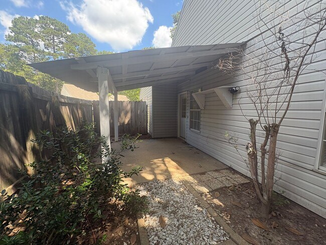 Building Photo - 2012 Red Oak Dr