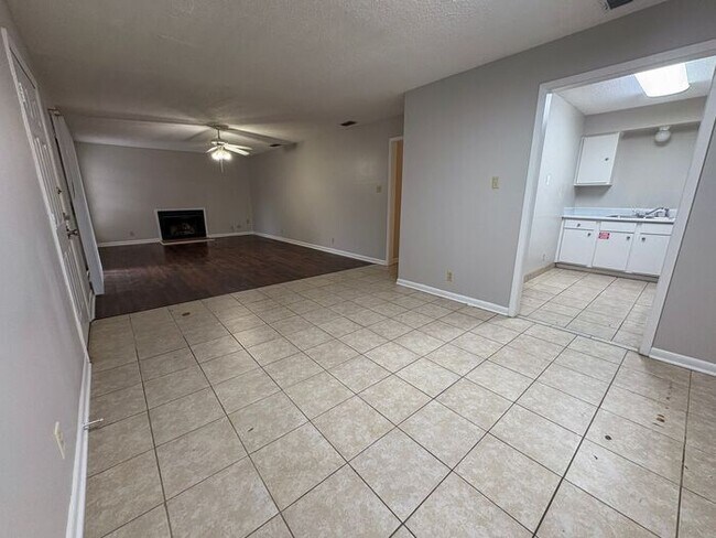 Building Photo - 3 Bed 2 Bath Apartment in Central Tyler! F...
