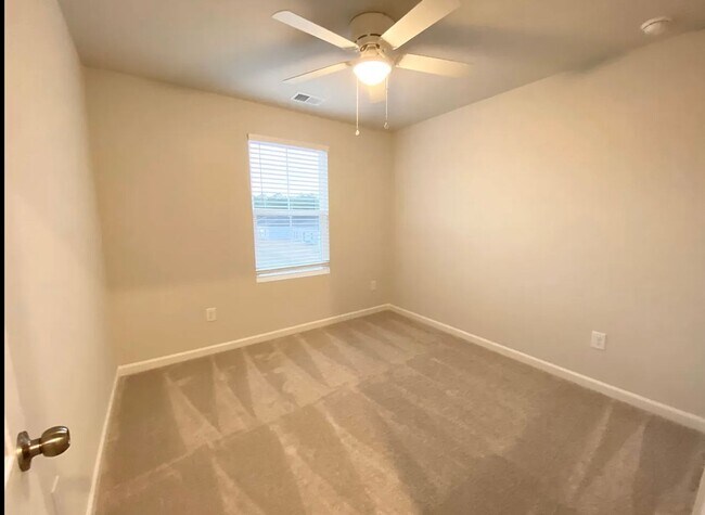 Building Photo - 4 Bed 3 Bath Single Family Home