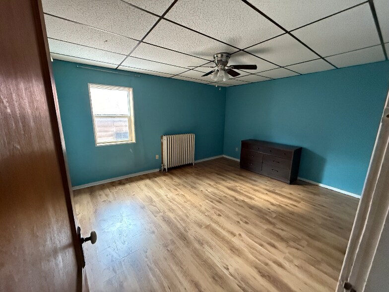 Building Photo - 9 E Main St