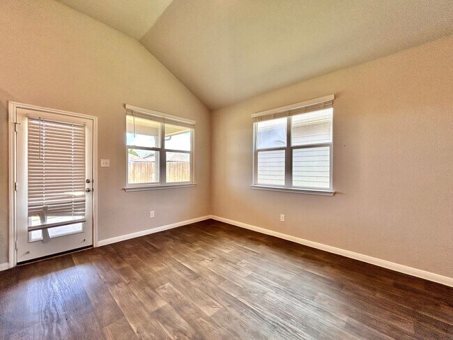 Building Photo - Bright and Spacious 4/BR 3/BA Home with Pr...