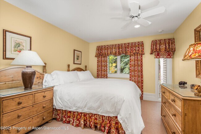 Building Photo - 431 W Hopkins Ave