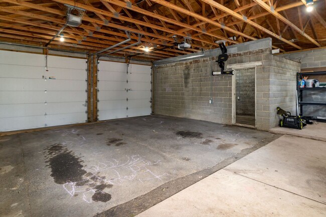 Building Photo - 4 Bedroom home in historic downtown Carlis...