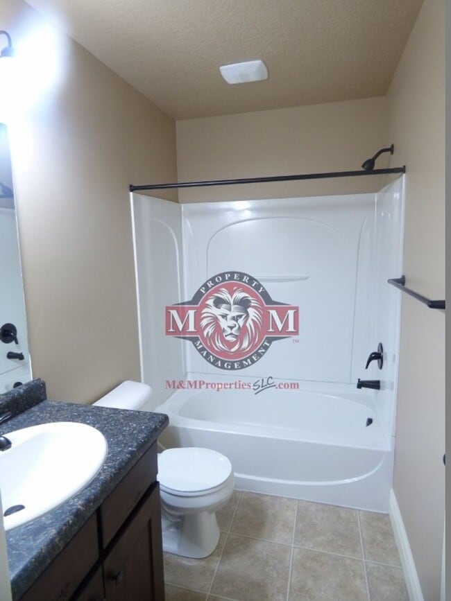Building Photo - 3 Bd 3.5 Bath 2 Car Garage Townhome in Sandy