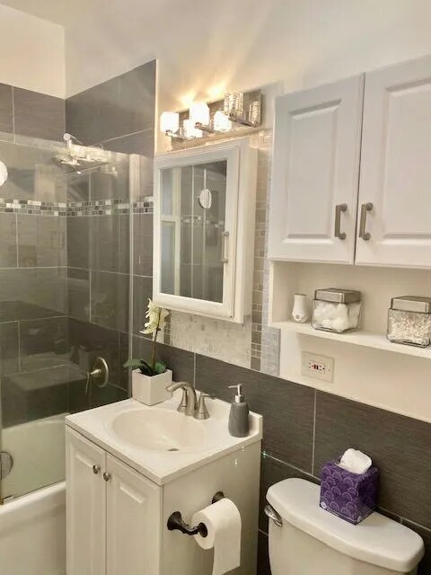 Bathroom - 6040 N Kenmore Ave