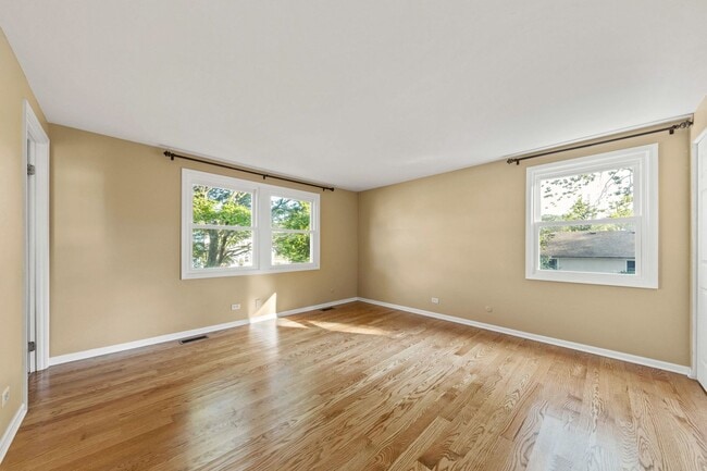 Building Photo - Buffalo Grove 4 Bedroom located in the Stephenson School District!