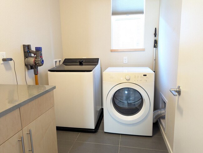 Building Photo - 1388 Snowberry Ln