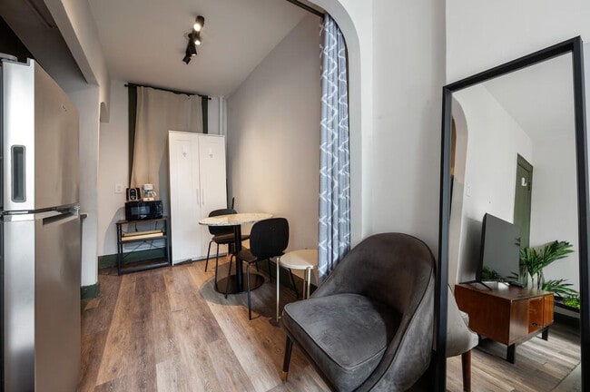 Building Photo - 1109 1st Ave