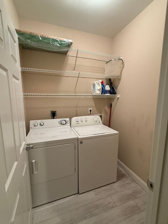 Building Photo - Chelsea Park - One Level 2 Bedroom on a Cu...