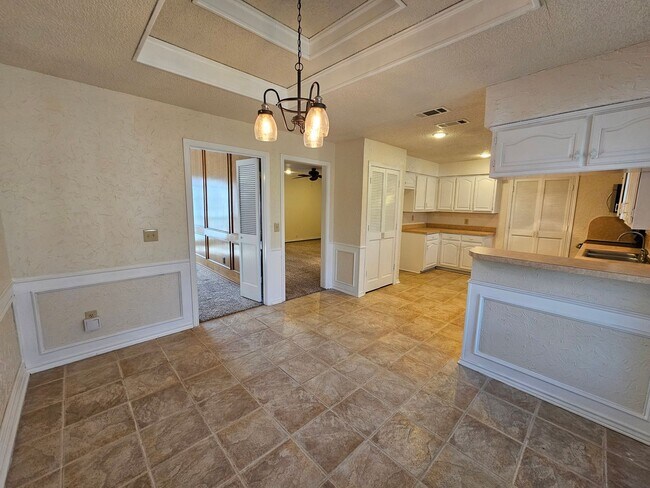 Building Photo - Charming home located in the well-maintain...