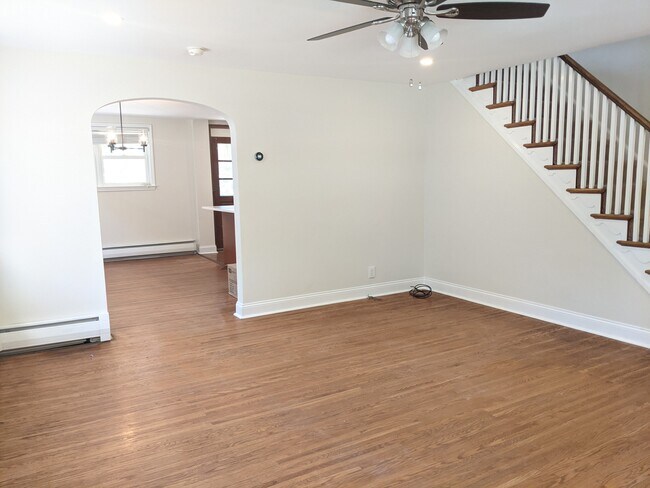 Building Photo - 736 E Railroad Ave