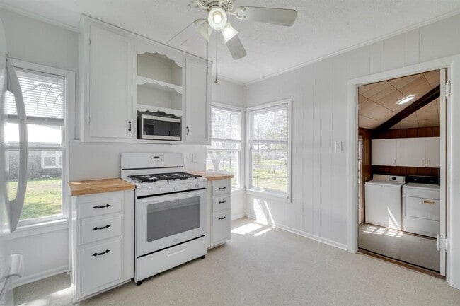 Building Photo - 710 N Ave H