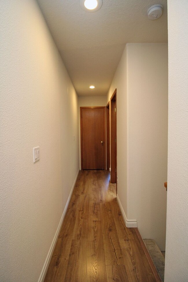 Building Photo - Spacious 2 Bedroom Rowhouse in the Heart o...