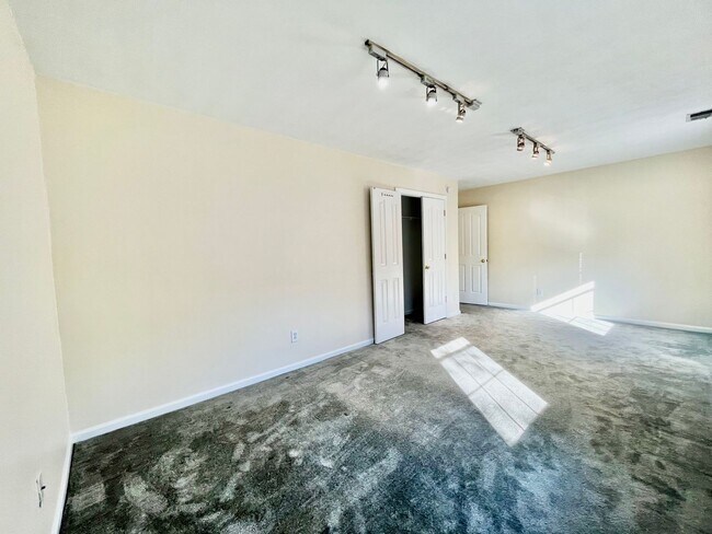 Building Photo - Spacious 4 Bedroom Home on Cul-de-sac in Castleton Virginia Beach!