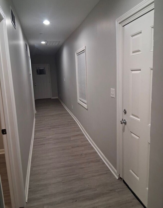 Building Photo - Beautifully Renovated 3 bedroom house!